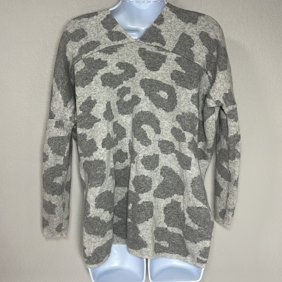 la miel Womens Gray Animal Print V-Neck Sweater Size M/L - Picture 3 of 7
